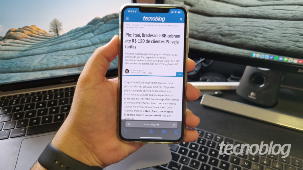 Safari agora tem barra inferior, mas dá pra colocar em cima novamente (Imagem: Lucas Braga / Tecnoblog)