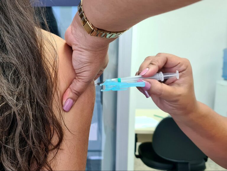 Comissão Intergestores Bipartite da Bahia recomenda retomada imediata da vacinação de adolescentes contra a Covid-19