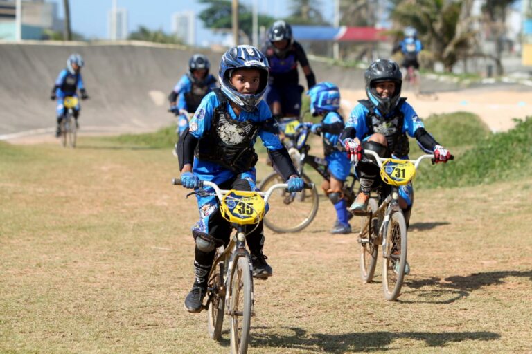 Aulas de bicicross são oferecidas gratuitamente para jovens de Salvador