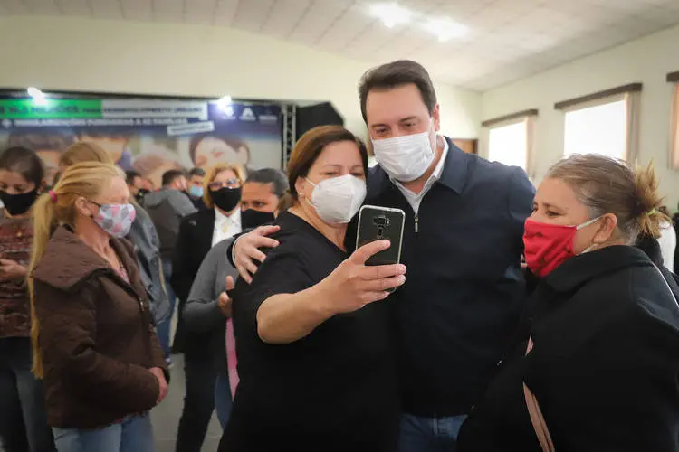 Governador entrega títulos de propriedade e anuncia R$ 17,6 milhões em obras para Mandirituba
