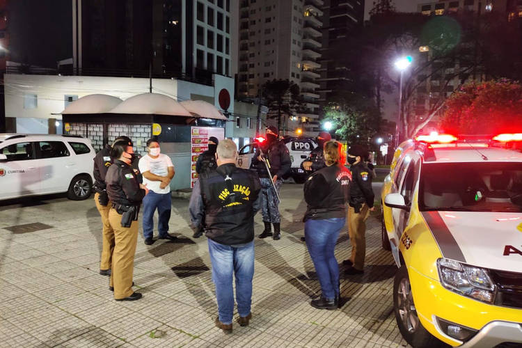 Fiscalização integrada flagra pontos comerciais com excesso de público em Curitiba