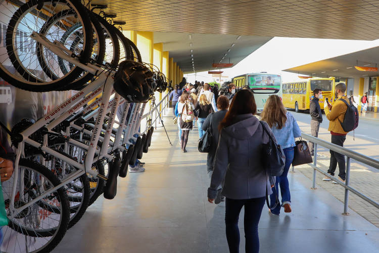 Ação da Comec empresta bicicletas para passageiros do transporte coletivo
