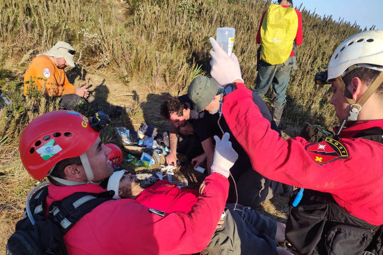 Com operação complexa, Corpo de Bombeiros resgata homem perdido há seis dias no Pico Paraná