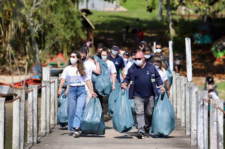 Voluntários da Portos do Paraná promovem ação de limpeza em duas comunidades