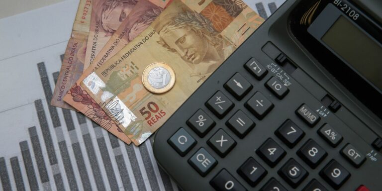 Publicado decreto que aumenta IOF para custear Auxílio Brasil