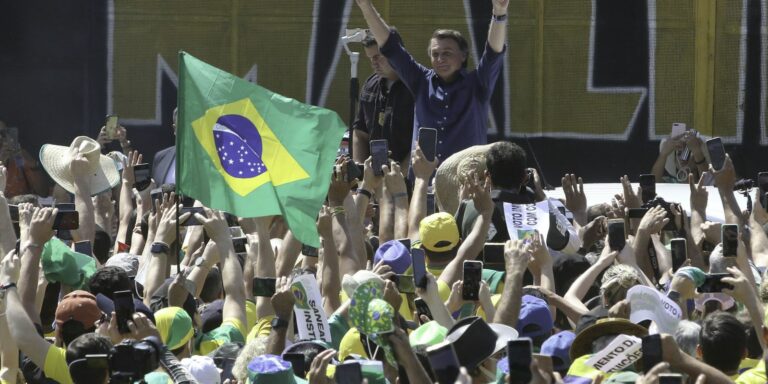 Presidente Bolsonaro participa de manifestação pró-governo em Brasília