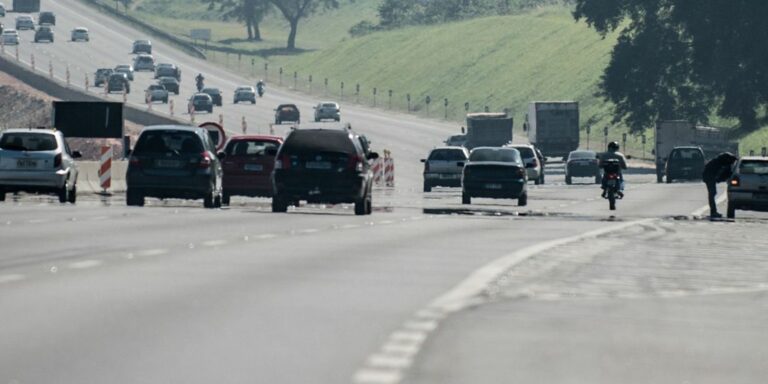 Motorista encontra lentidão nas rodovias de São Paulo
