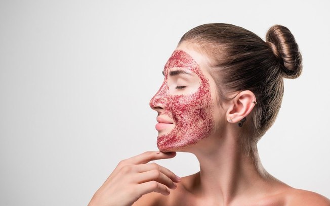 Vampire Facial: conheça o procedimento que usa sangue para rejuvenescer a pele