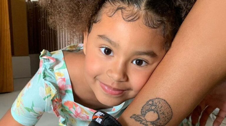 Pocah tatua a filha no tornozelo: “Filha, você me salvou”