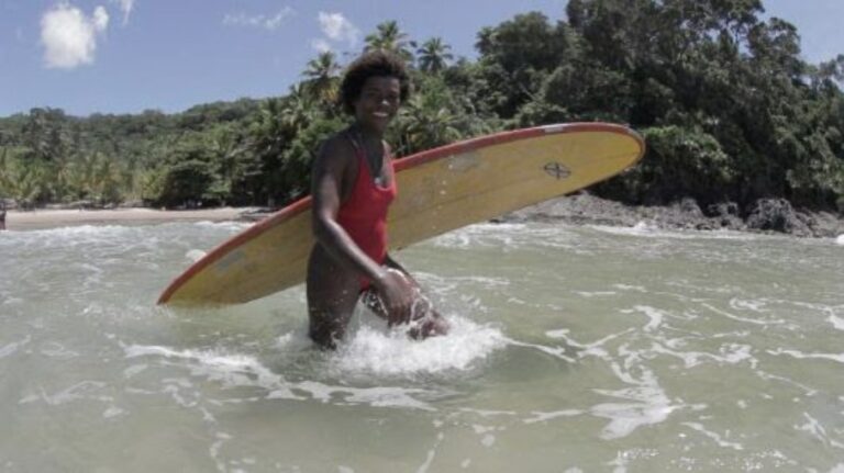 Série “Janaínas: Deusas do Mar” tem surfistas negras como protagonistas