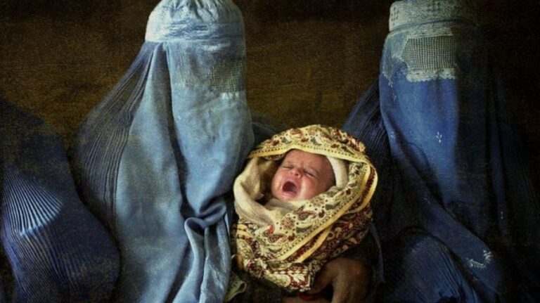 Mulheres afegãs enfrentam dificuldades ao dar à luz sob o regime do Talibã
