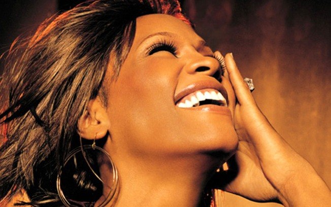 MAC anuncia coleção de maquiagem em homenagem a Whitney Houston para 2022