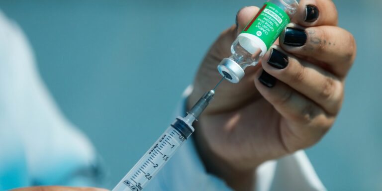Ministro anuncia dose de reforço para profissionais de saúde
