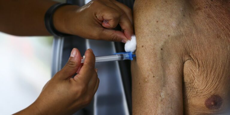 Rio vacina idosos com terceira dose contra covid-19 a partir de amanhã