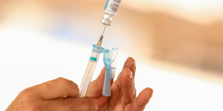 Covid-19: Fiocruz libera mais 700 mil doses da vacina AstraZeneca