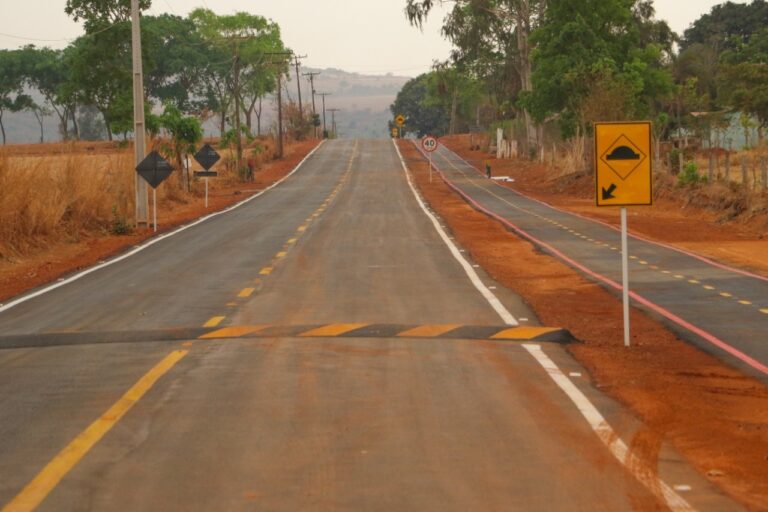 ‘Caminho das Escolas’ entrega mais uma obra de asfalto na área rural
