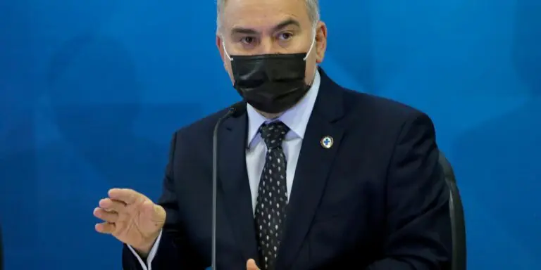 Ministro chega ao Brasil um dia após testar negativo para covid-19