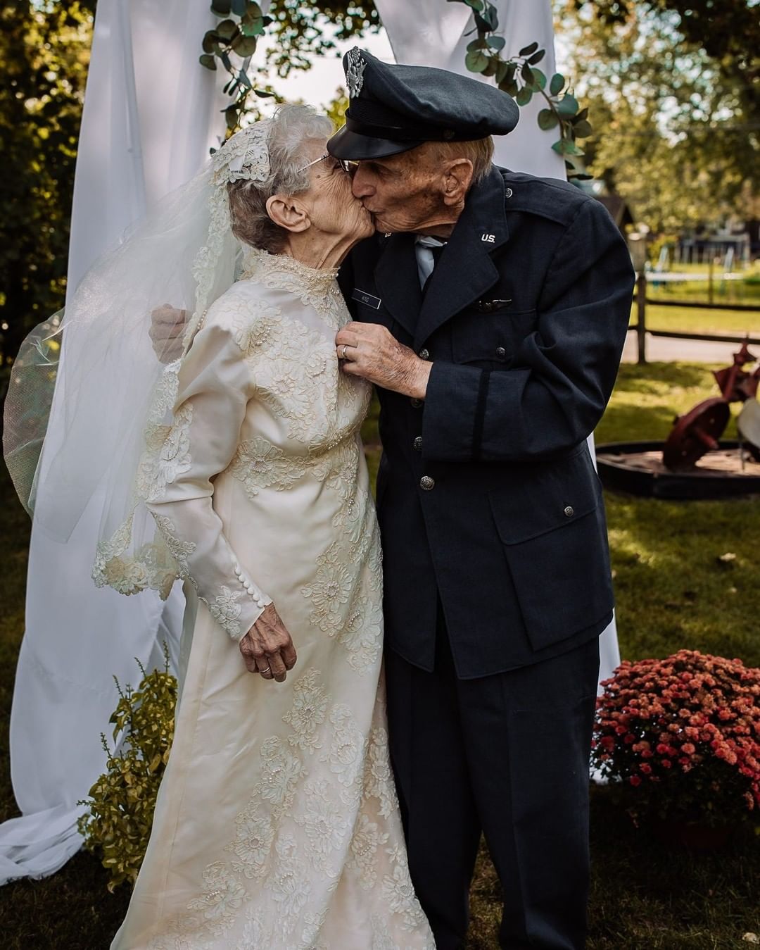 Royce e Frankie King tiram fotos de casamento 77 anos depois. Foto: Reprodução/Instagram Hilary Michelson / St. Croix Hospice, Special to the Des Monies Register