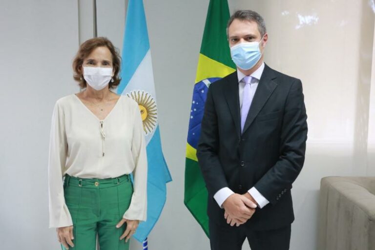 Izolda Cela recebe ministro Rodrigo Bardoneschi para conversar sobre a relação comercial entre Ceará e Argentina