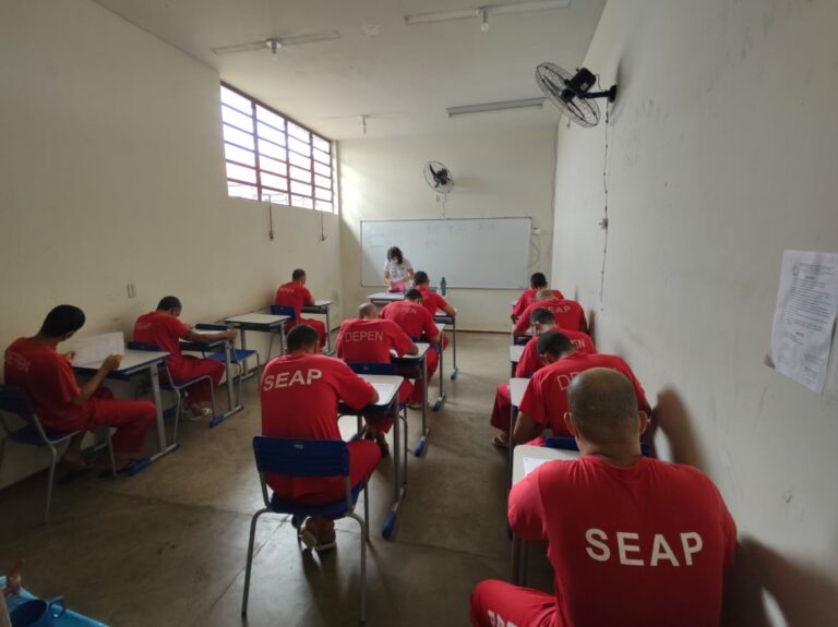 Mais de 9 mil presos e 182 adolescentes fazem o Encceja PPL em Minas