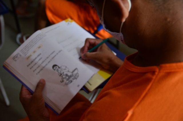 Nos programas educacionais, os alunos são alfabetizados pelos próprios internos (Foto: Divulgação)