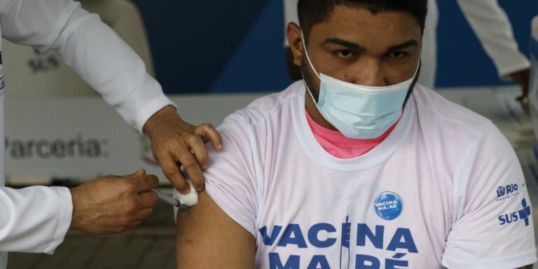 Covid-19: Rio conclui hoje segunda dose da vacinação em massa da Maré