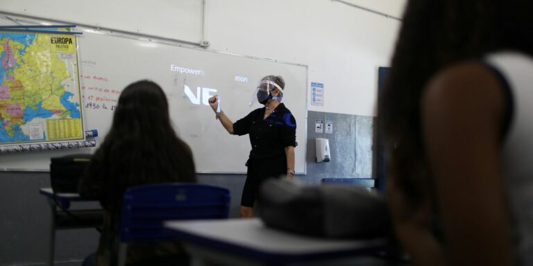 Rio inicia retorno de aulas presenciais sem rodízio de alunos