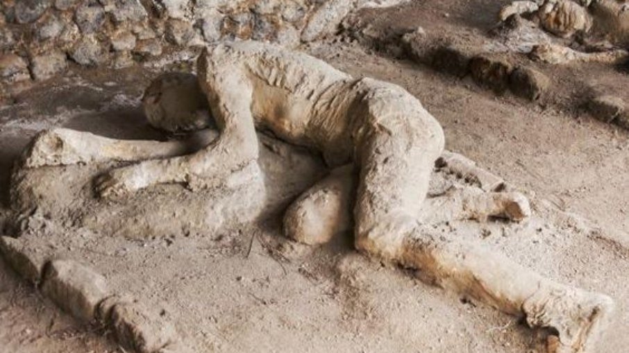 Molde dos corpos dos moradores de Pompeia no momento da morte conservados pela poeira vulcânica, os restos mortais fora desintegrados pelo calor e pelo tempo