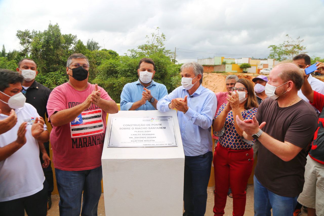 Flávio Dino e o prefeito de Timbiras, Antonio Borba, durante entrega da Ponte sobre o Riacho Santarém (Foto: Gilson Teixeira) 