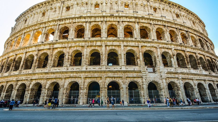 O Coliseu fica a poucos metros de uma estação de metrô