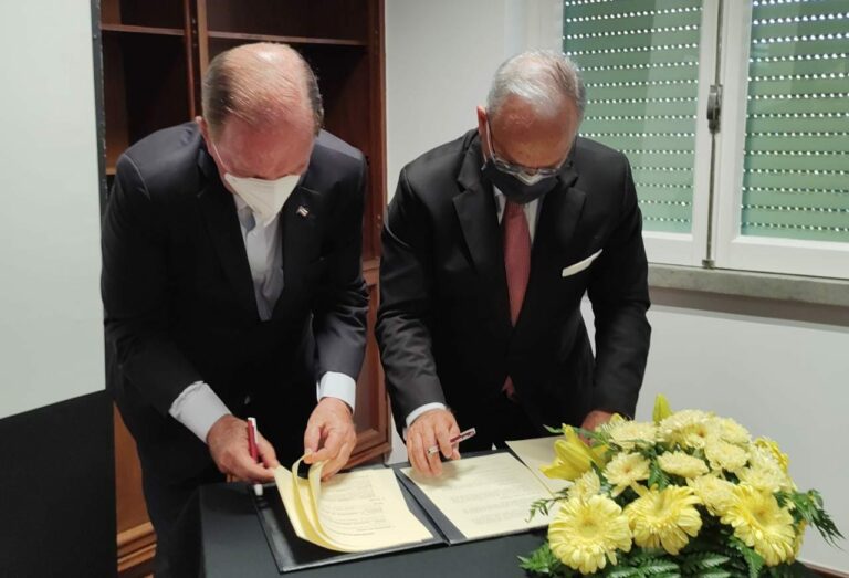 Em Portugal, governo baiano firma memorando de entendimentos com Associação Empresarial de Santarém