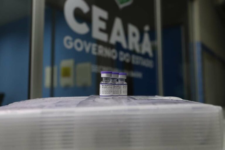 Mais de 143 mil doses da Pfizer chegam ao Ceará para aplicação da segunda dose