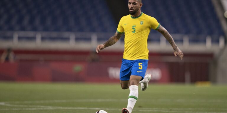 Eliminatórias: Douglas Luiz é convocado para o lugar de Casemiro