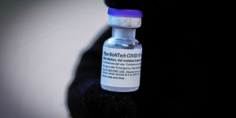 Covid-19: nova remessa de vacinas da Pfizer chega ao país