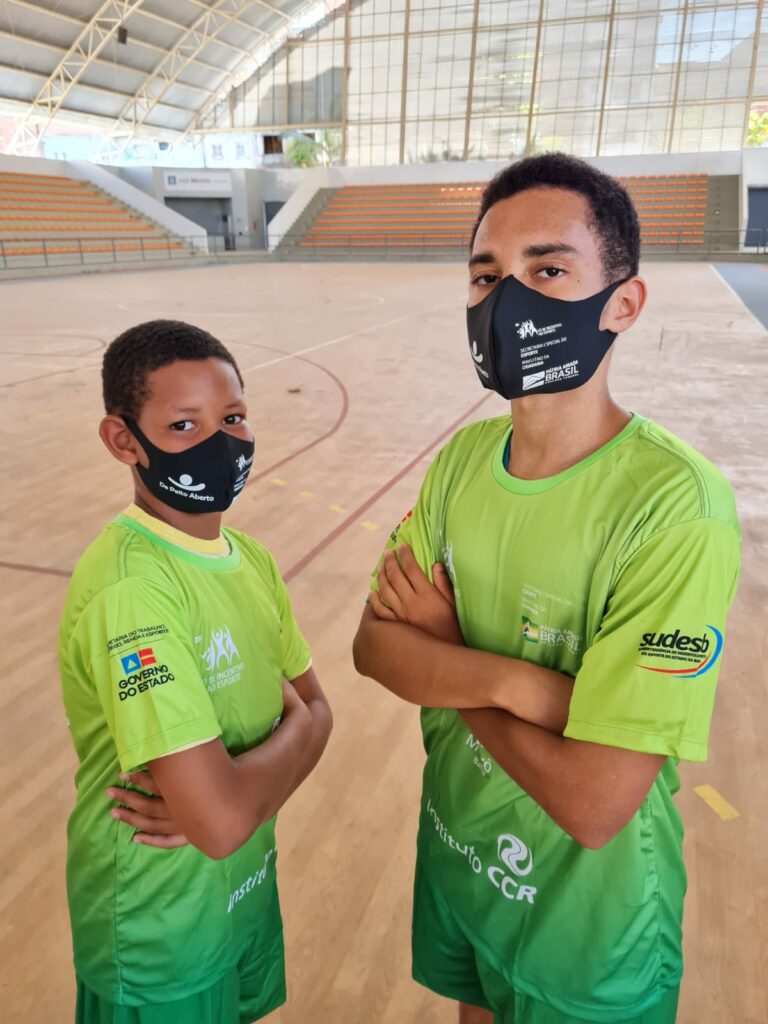 Projeto social de atividades esportivas entrega uniformes no núcleo Cajazeiras