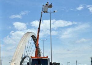 CEB realiza manutenção da iluminação pública da Ponte JK