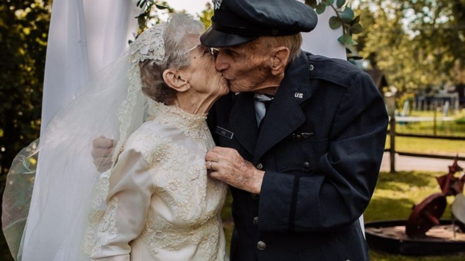 Royce e Frankie King tiram fotos de casamento 77 anos depois