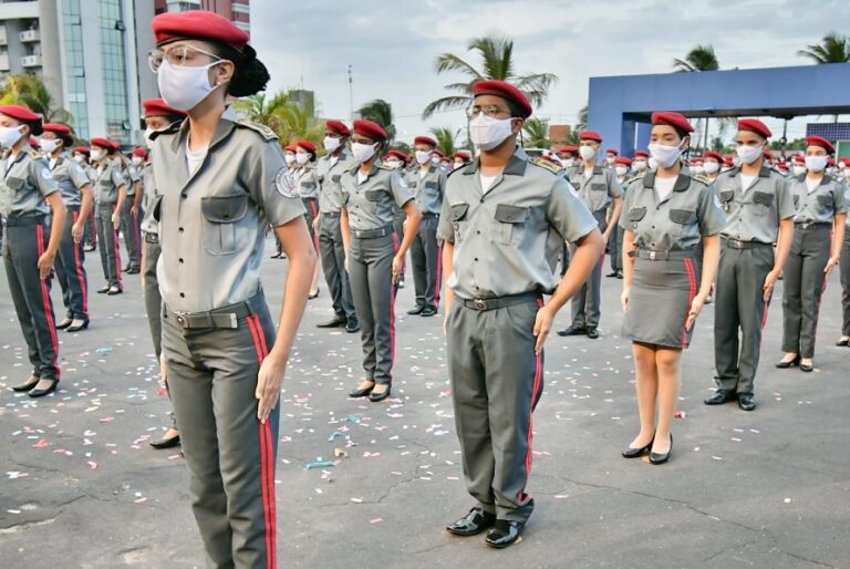 Colégio Militar realiza cerimônia de entrega de boina a novos estudantes