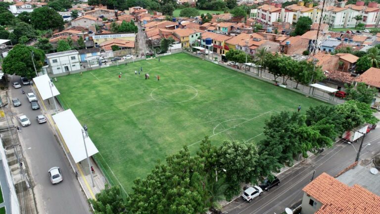 Comunidade do Vicente Fialho comemora a inauguração da nova arena de futebol no bairro