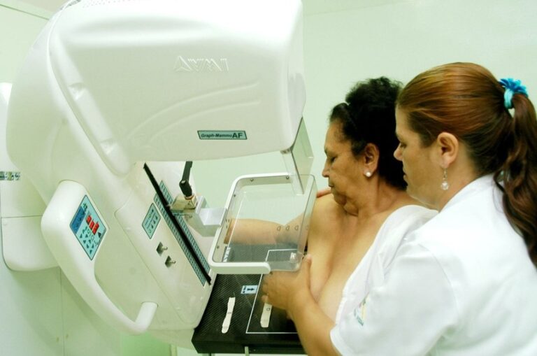 Exames de rastreio de câncer de mama e de colo do útero estão disponíveis pelo SUS