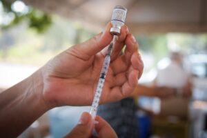 DF recebe 51.708 vacinas e retoma imunização de adolescentes