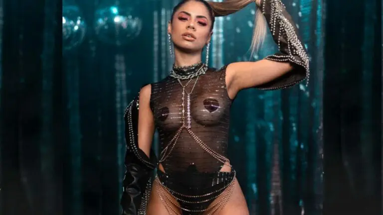 Lexa dá empinadinha estratégica com “vestidinho matador” e quase mostra demais