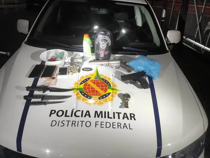 Dupla é presa por tráfico de drogas e posse ilegal de arma em Ceilândia