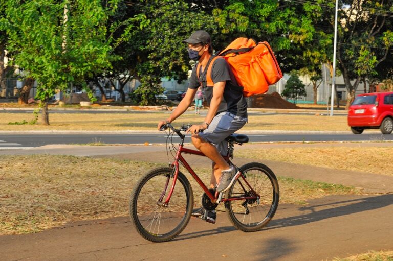 Entregadores de bike vão receber kit de segurança do GDF