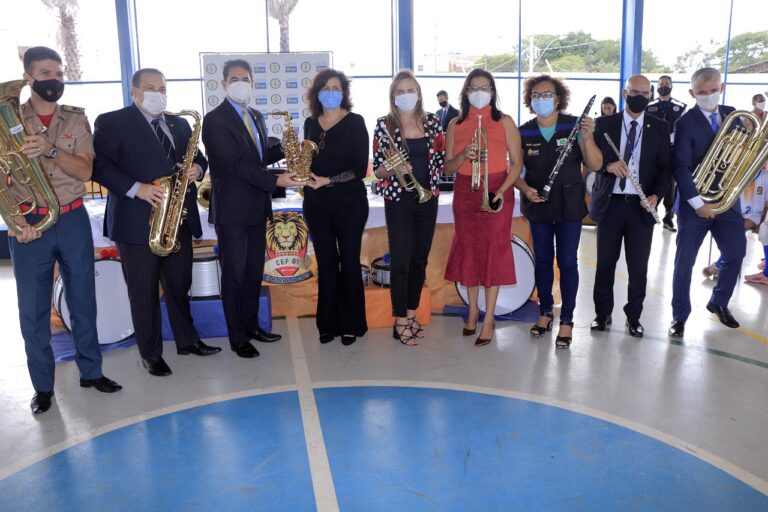 Escola cívico-militar do Riacho Fundo II recebe instrumentos musicais