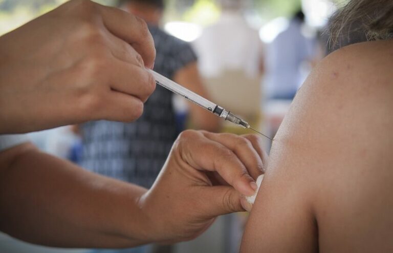 Imunossuprimidos graves serão vacinados sem agendamento