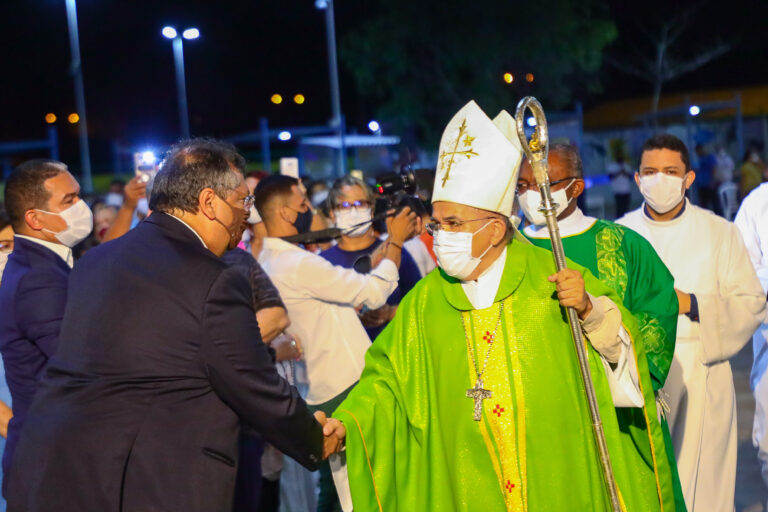 Flávio Dino participa de missa que celebra 30 anos da visita do papa João Paulo II ao Maranhão