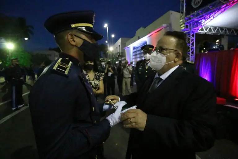 82 PMs recebem Espadim Tiradentes e caminham para se tornar oficiais