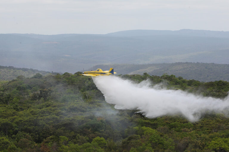12 aeronaves e um helicóptero auxiliam no combate aos incêndios florestais no interior baiano