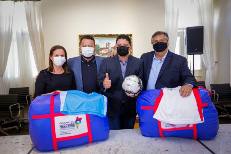 Governador Flávio Dino entrega kits esportivos para o prefeito de Carolina, Erivelton Teixeira